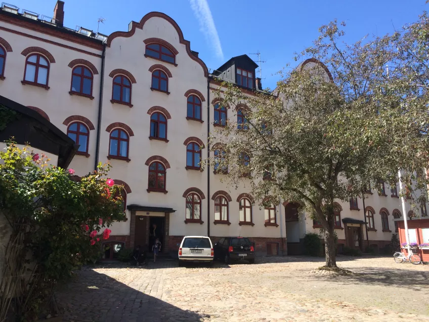 A white three-storey building with red trim (Stora Gråbrödersgatan). Photo by LU Accommodation.