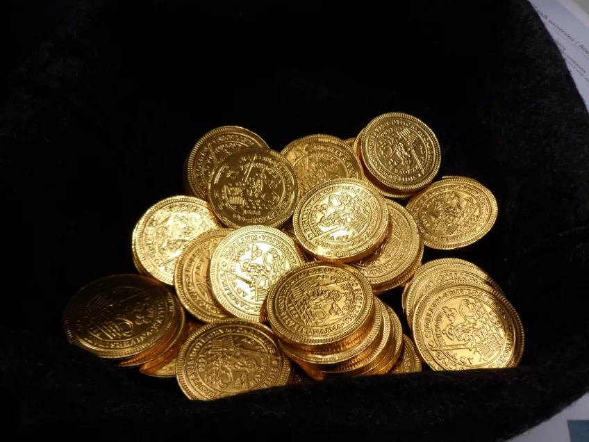 Gold-wrapped chocolate coins in a black bag. Photo: Louise Larsson.