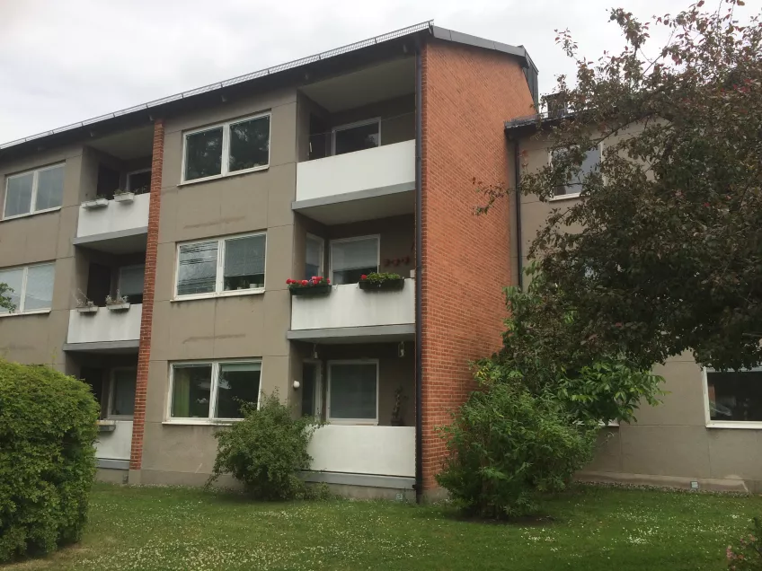 Overview of the backside of the housing area Dag Hammarskjölds väg showing the courtyard and the building where the apartment is (picture)