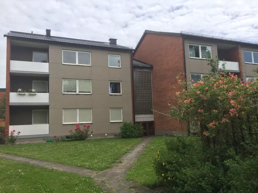 Overview of the back of the housing area Dag Hammarskjölds väg showing the courtyard and the building where the apartment is (picture)